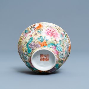 Een Chinese famille rose 'millefleurs' kom en een bord, Qianlong merk, Republiek — foto 9