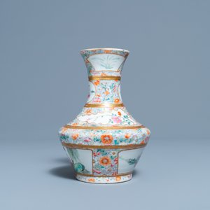 Een Chinese famille rose millefleurs vaas, gemerkt voor de katholieke kerk van Jingdezhen, Republiek — foto 2