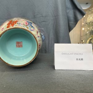 Een Chinese famille rose millefleurs vaas met grisaille landschapspanelen, Qianlong merk, Republiek — foto 14