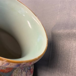 Een Chinese famille rose millefleurs vaas met grisaille landschapspanelen, Qianlong merk, Republiek — foto 8