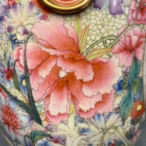 Een Chinese famille rose millefleurs vaas met grisaille landschapspanelen, Qianlong merk, Republiek — foto 10