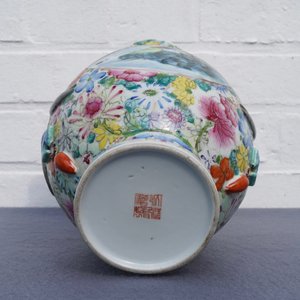 Een Chinese famille rose millefleurs vaas met landschappen, Qianlong merk, Republiek, 20e eeuw — foto 12