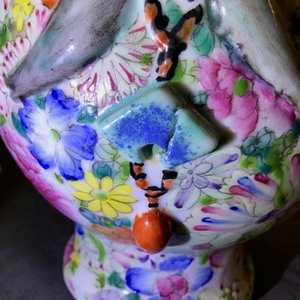Een Chinese famille rose millefleurs vaas met landschappen, Qianlong merk, Republiek, 20e eeuw — foto 14