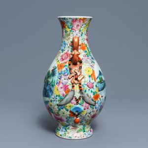 Een Chinese famille rose millefleurs vaas met landschappen, Qianlong merk, Republiek, 20e eeuw — foto 4