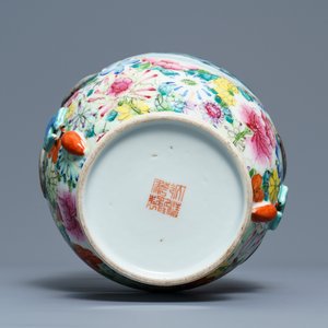 Een Chinese famille rose millefleurs vaas met landschappen, Qianlong merk, Republiek, 20e eeuw — foto 5