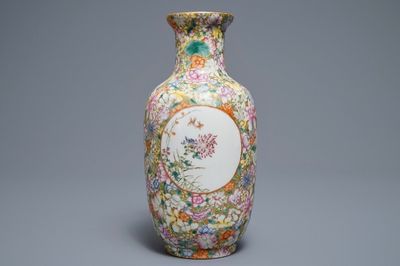 Een Chinese famille rose millefleurs vaas, Qianlong merk, 20e eeuw