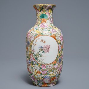 Een Chinese famille rose millefleurs vaas, Qianlong merk, 20e eeuw — foto 1