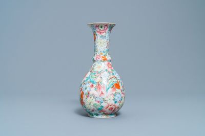 Een Chinese famille rose 'millefleurs' vaas, Qianlong merk, Republiek