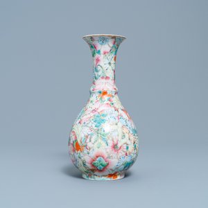 Een Chinese famille rose 'millefleurs' vaas, Qianlong merk, Republiek — foto 3