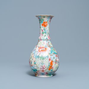 Een Chinese famille rose 'millefleurs' vaas, Qianlong merk, Republiek — foto 4