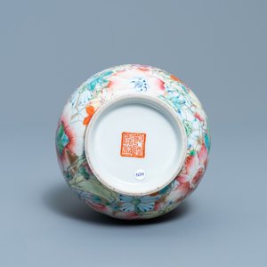 Een Chinese famille rose 'millefleurs' vaas, Qianlong merk, Republiek — foto 6