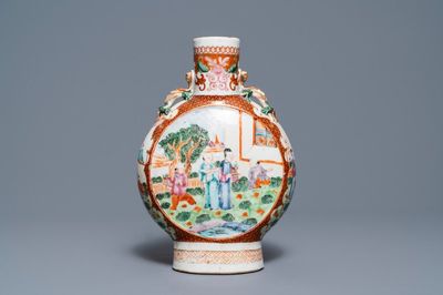 Een Chinese famille rose moonflask vaas met mandarijns decor, Qianlong/Jiaqing