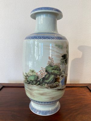 Een Chinese famille rose 'muzikanten' vaas, Hongxian merk, Republiek — foto 4