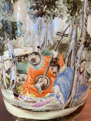 Een Chinese famille rose 'muzikanten' vaas, Hongxian merk, Republiek — foto 6