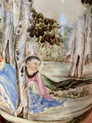 Een Chinese famille rose 'muzikanten' vaas, Hongxian merk, Republiek — foto 7