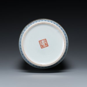 Een Chinese famille rose 'muzikanten' vaas, Hongxian merk, Republiek — foto 6