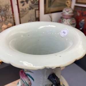 Een Chinese famille rose 'negen perziken' vaas met reliëfdecor, 19e eeuw — foto 12