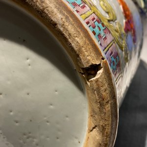 Een Chinese famille rose 'negen perziken' vaas met reliëfdecor, 19e eeuw — foto 21