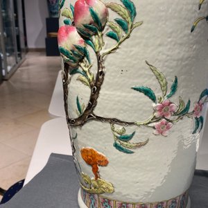 Een Chinese famille rose 'negen perziken' vaas met reliëfdecor, 19e eeuw — foto 24