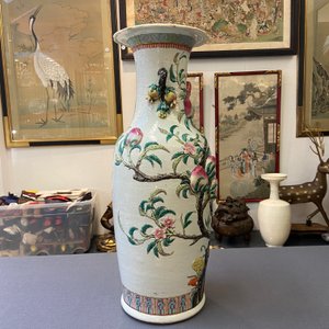 Een Chinese famille rose 'negen perziken' vaas met reliëfdecor, 19e eeuw — foto 9