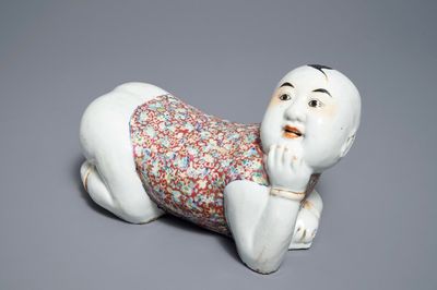 Een Chinese famille rose neksteun in de vorm van een jongen, Republiek, vroeg 20e eeuw