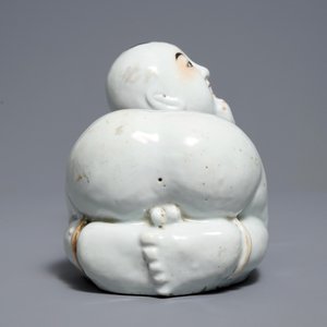 Een Chinese famille rose neksteun in de vorm van een jongen, Republiek, vroeg 20e eeuw — foto 5