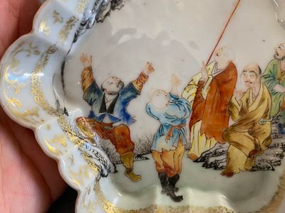 Een Chinese famille rose onderschotel voor een theepot met decor van 'vijf Luohan', Qianlong — foto 4