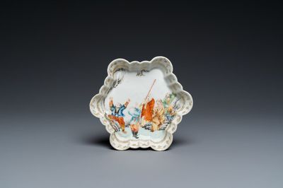 Een Chinese famille rose onderschotel voor een theepot met decor van 'vijf Luohan', Qianlong