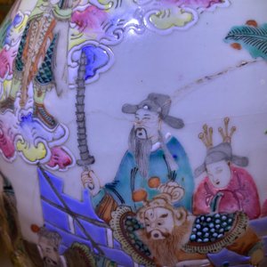 Een Chinese famille rose 'onsterfelijken' vaas, 19e eeuw — foto 7