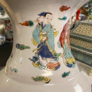 Een Chinese famille rose 'onsterfelijken' vaas, Yongzheng — foto 16