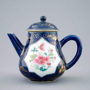 Een Chinese famille rose op bleu poudré fond theepot met deksel, Yongzheng, 1723-1735 — foto 1