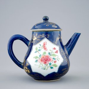 Een Chinese famille rose op bleu poudré fond theepot met deksel, Yongzheng, 1723-1735 — foto 3