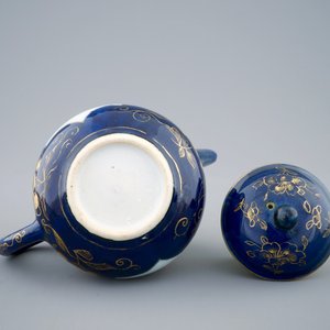 Een Chinese famille rose op bleu poudré fond theepot met deksel, Yongzheng, 1723-1735 — foto 6