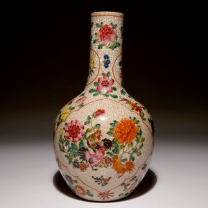 Een Chinese famille rose op craquelé ondergrond vaas met hanen, 19/20e eeuw — foto 3