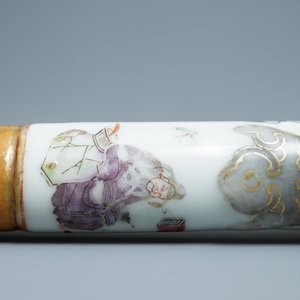 Een Chinese famille rose opiumpijp met zijden tasje, 19e eeuw — foto 17