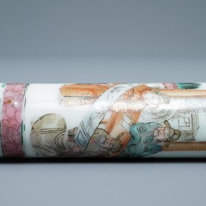 Een Chinese famille rose opiumpijp met zijden tasje, 19e eeuw — foto 19