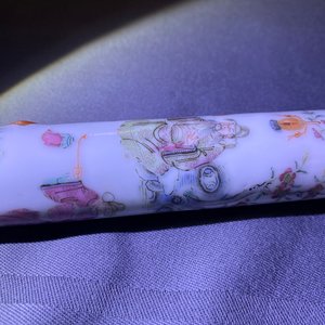 Een Chinese famille rose opiumpijp met zijden tasje, 19e eeuw — foto 43