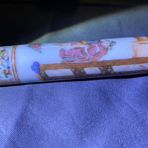 Een Chinese famille rose opiumpijp met zijden tasje, 19e eeuw — foto 45