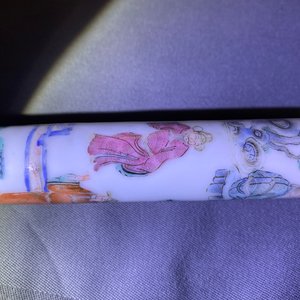 Een Chinese famille rose opiumpijp met zijden tasje, 19e eeuw — foto 49