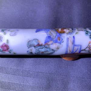 Een Chinese famille rose opiumpijp met zijden tasje, 19e eeuw — foto 50