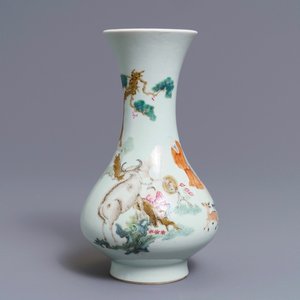 Een Chinese famille rose peervormige vaas, Qianlong merk, 19e eeuw — foto 1