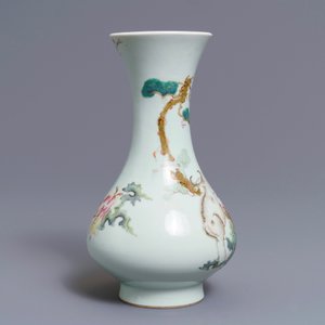 Een Chinese famille rose peervormige vaas, Qianlong merk, 19e eeuw — foto 2