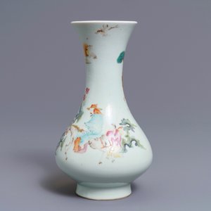 Een Chinese famille rose peervormige vaas, Qianlong merk, 19e eeuw — foto 3