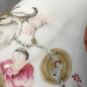 Een Chinese famille rose peervormige vaas, Qianlong merk, 19e eeuw — foto 7