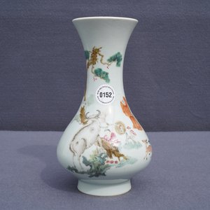 Een Chinese famille rose peervormige vaas, Qianlong merk, 19e eeuw — foto 9
