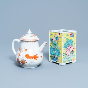 Een Chinese famille rose penselenbeker en een ijzerrode en vergulde theepot, Yongzheng/Qianlong — foto 1