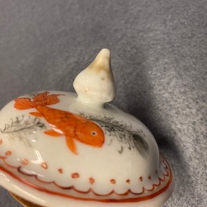 Een Chinese famille rose penselenbeker en een ijzerrode en vergulde theepot, Yongzheng/Qianlong — foto 19