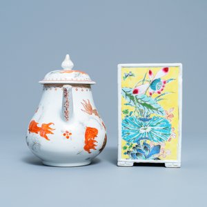 Een Chinese famille rose penselenbeker en een ijzerrode en vergulde theepot, Yongzheng/Qianlong — foto 5