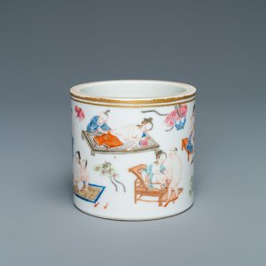Een Chinese famille rose penselenbeker met erotisch decor, 19e eeuw — foto 1