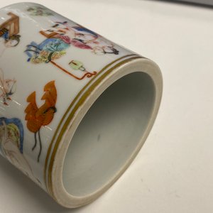 Een Chinese famille rose penselenbeker met erotisch decor, 19e eeuw — foto 17
